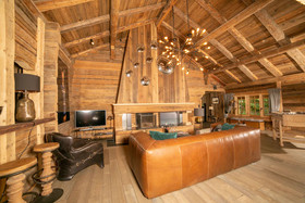 Kashmyre Chalet Luxe Chauffeur Sauna