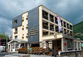Hotel Base Camp Lodge