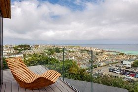 Uno - St Ives