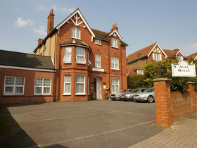 Avis Hotel