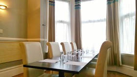 Avis Hotel