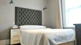 Avis Hotel
