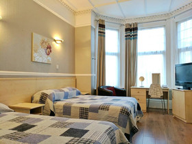 Avis Hotel