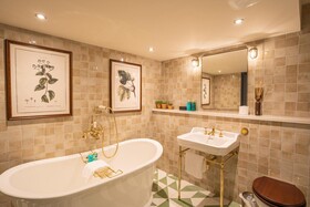 The Salisbury Arms Hotel