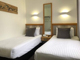 Berjaya Eden Park London Hotel