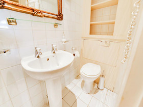 London Lodge by OYO Rooms