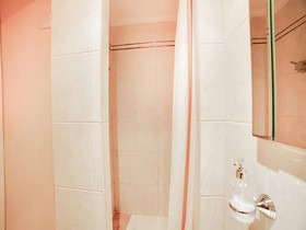 London Lodge by OYO Rooms