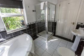 Malone Lodge Hotel & Apartments