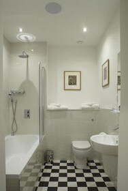 24 Royal Terrace Hotel