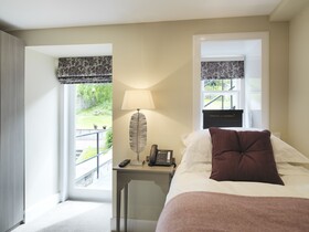 24 Royal Terrace Hotel