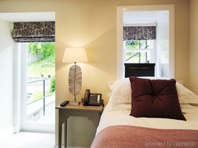 24 Royal Terrace Hotel