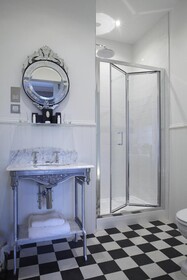 24 Royal Terrace Hotel