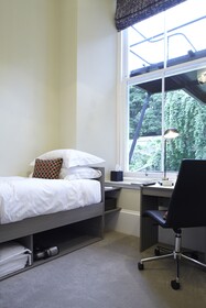 24 Royal Terrace Hotel