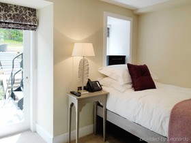 24 Royal Terrace Hotel