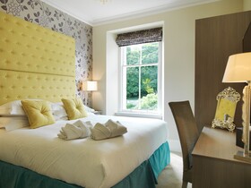 24 Royal Terrace Hotel