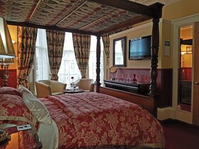 Lauderville Guest House