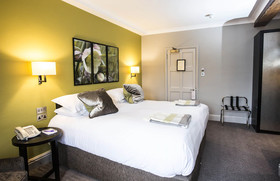 Hogarths Stone Manor Hotel