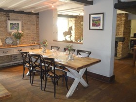 Horse And Groom Inn