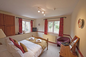 Cwmwennol Country House