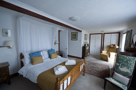 Cwmwennol Country House