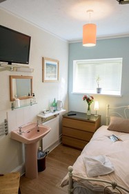 Leonardos Guest House