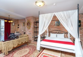 Brooch Hotel