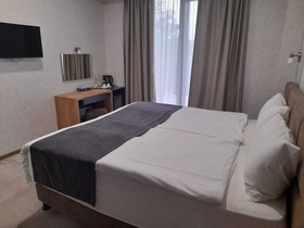 Brooch Hotel
