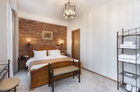 Brooch Hotel