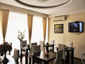 Qeroli Hotel