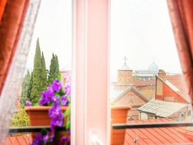 Qeroli Hotel