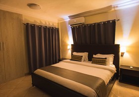 Earl Heights Apartment Hotel
