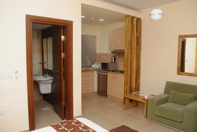 Roots Hotel & Apartment