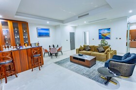 Alisa Hotel Tema