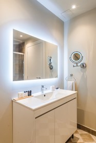 33 Solonos Suites