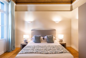 33 Solonos Suites