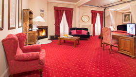 Country Club Hotel & Suites