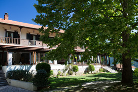 Country Club Hotel & Suites