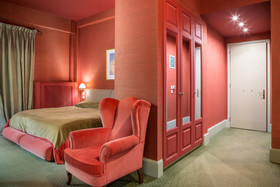 Country Club Hotel & Suites
