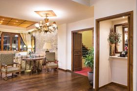 Country Club Hotel & Suites