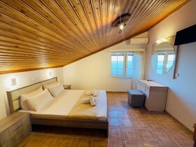 Nikos Apartments