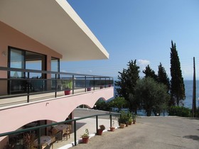 Siora Leni Contemporary Filoxenia