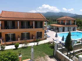 Makis Studios & Apartments