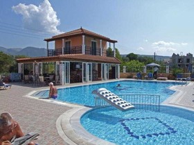 Makis Studios & Apartments