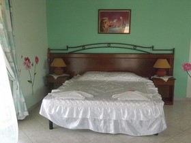 Makis Studios & Apartments