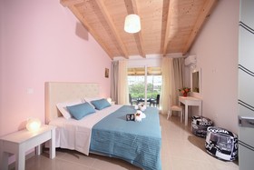 Palapart Gikas Studios & Suites