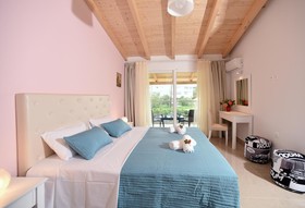 Palapart Gikas Studios & Suites