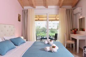 Palapart Gikas Studios & Suites