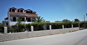 Captain's Studios & Apartments