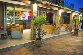 Makis Louvlis Apartments & Studios