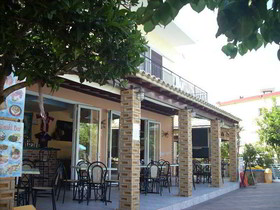 Makis Louvlis Apartments & Studios
